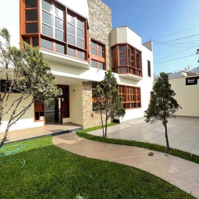 ALQUILA ESTA  LINDA CASA DE  m CON PISCINA    LA MOLINA