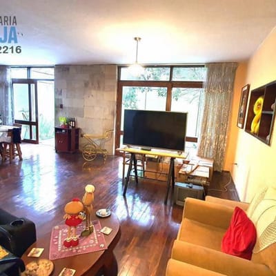 Casa con finos acabados y piscina en venta en la Urb San Joaqun Bellavista