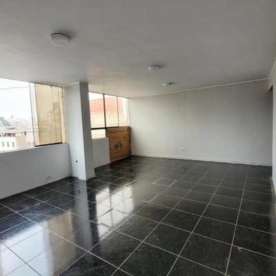 Dpto en to piso con Ascensor   Zona Cntrica Comercial y Resindencial