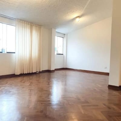 Se vende amplio y acogedor dplex con vista exterior en to piso sin ascensor