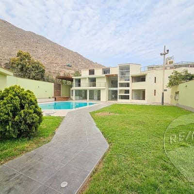 En venta una esplndida residencia de  pisos en Chaclacayo