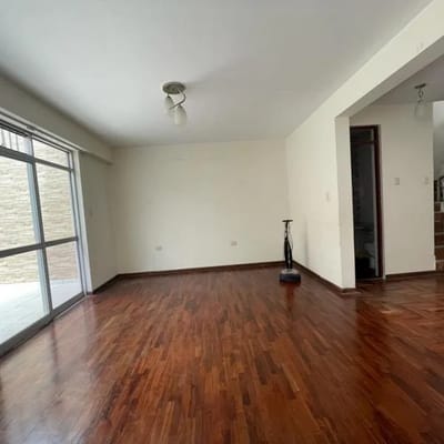 AMPLIA CASA DE  DORM A  CDRAS OVALO LOS CONDORES