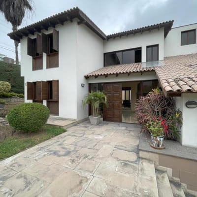 Casa con piscina y terraza