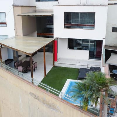CASA EN CONDOMIO CON PISCINA Y GRAN VISTA DE LA CIUDAD