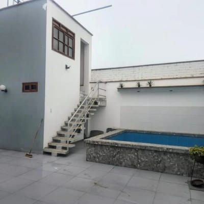 CASA CON AMPLIA TERRAZA Y PISCINA
