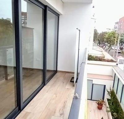 FLAT DE ESTRENO CON BALCON Y VISTA EXTERIOR