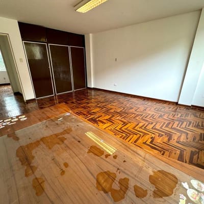 ALQUILER DE OFICINA DE  M EN  PISO  MIRAFLORES CON LIMITE CON SURCO