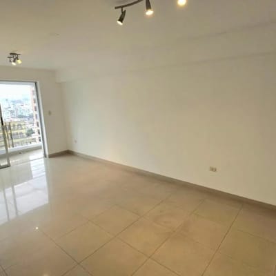 Se alquila dpto con balcon de  dormitorios de m mas cochera miraflores
