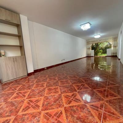 VENTA DE HERMOSA Y AMPLIA CASA DE  PISOS EN SAN MIGUEL LMITE CON MAGDALENA