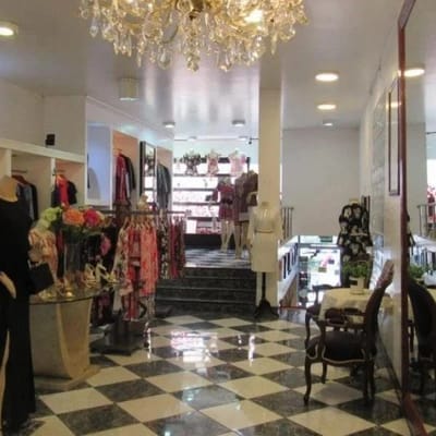 VENTA DE LOCAL COMERCIAL DE  M EN  PISO EN EDIFICIO MODERNO  SAN MIGUEL