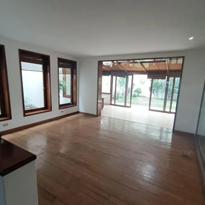 VENTA DE HERMOSA CASA  PISOS CON JARDN EN ZONA EXCLUSIVA DE SAN ISIDRO