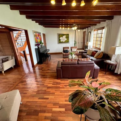VENTA DE CASA GRANDE Y EXCLUSIVA CON JARDN CHACARILLA  SURCO