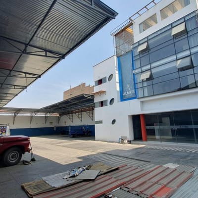 Se alquila Local Industrial de m con  oficinas en plena av santa rosa ATE