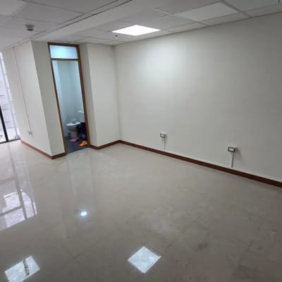 Se alquila oficina de m ubicado en tercer piso sin cochera Lince