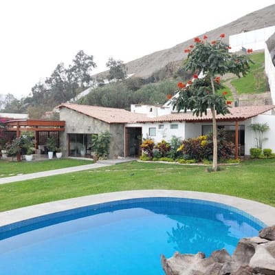 Casa remodelada  de  nivel con cerro  en LA PLANICIE ERA ETAPA