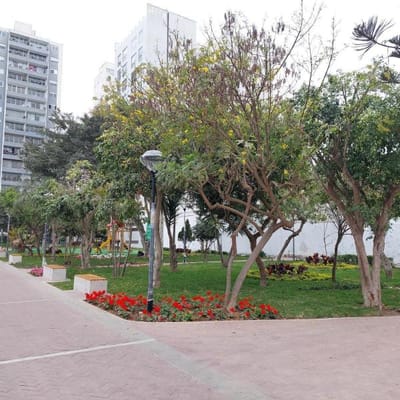 Excelente Casa bifamiliar en zona LA AURORA salida a  calles