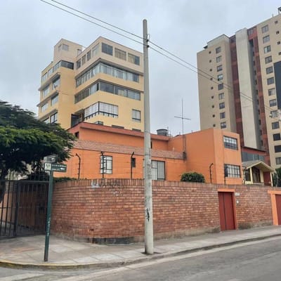 CASA EN ESQUINA EXCELENTE UBICACION  LIMA MODERNA
