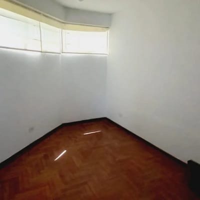 VENDO CASA CON JARDINES EN LA AURORA MIRAFLORES