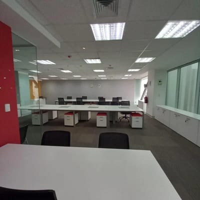 MODERNA OFICINA IMPLEMENTADA EN ALQUILER UBICADA EN AVENIDA PRINCIPAL