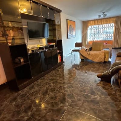 VENDO CASA CON EXCELENTE DISTRIBUCIN EN LOS OLIVOS