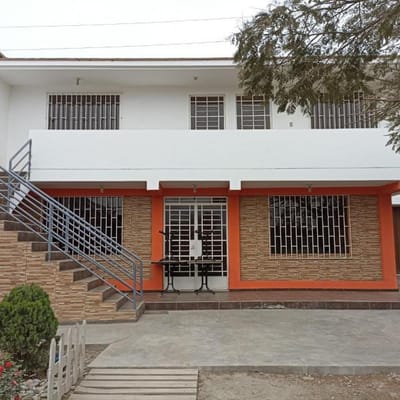 VENDO LINDA CASA A DOS CUADRAS DEL OVALO DEL ZAPALLAL