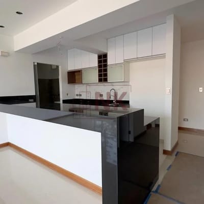 Se Vende Amplio Departamento en Miraflores de  m