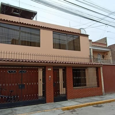CASA DE  PISOS EN CHORRILLOS