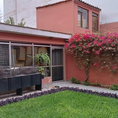 Amplia casa con jardn venta  Surco