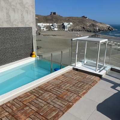 Amplia casa  pisos con piscina  frente playa la Honda