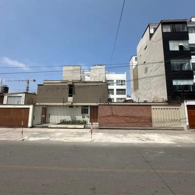 Venta de Casa Como Terreno Frente a Jockey Plaza