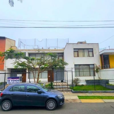 VENDO CASA COMO TERRENO  URB AURORA  MIRAFLORES