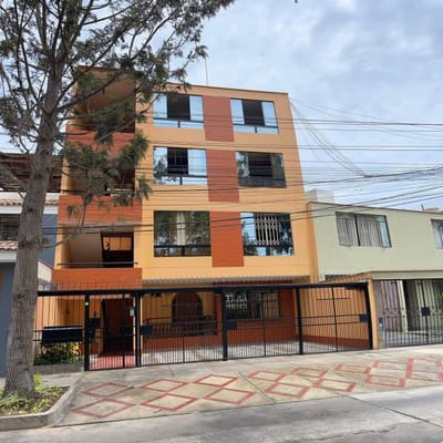 FRENTE A PARQUE VENTA DE ACOGEDOR DPTO   SURCO