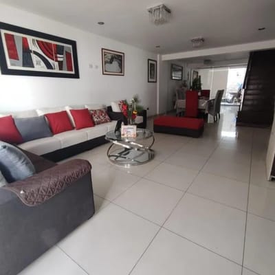 VENDO AMPLIO DPLEX ER DO PISO URB PRIVADA CERCA A METRO CERRO COLORADO