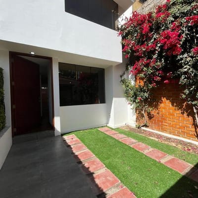 VENDO HERMOSA CASITA CERCA A LA UNIVERSIDAD LA CATOLICA