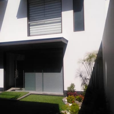 Amplios Ambientes Moderna Casa en Exclusiva Quinta Privada de Cayma