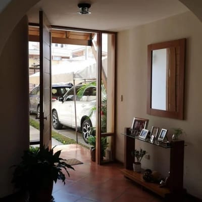ILUMINADA CASA EN VENTA EN TACNA EN LA URB LOS VIRREYES