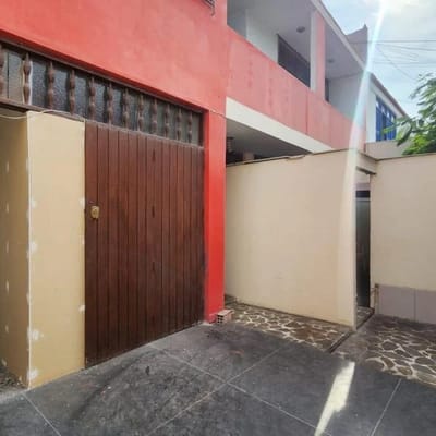 VENDO CASA EN LA PERLA ALTA FRENTE A PARQUE