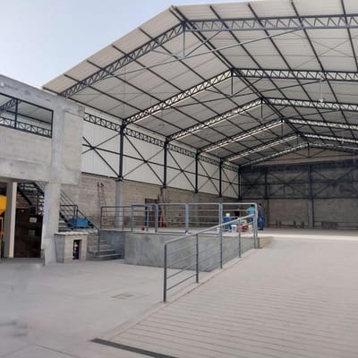 SE ALQUILA O VENDE LOCAL INDUSTRIAL DE ESTRENO DE  m  CERCA A LA AV EL SOL
