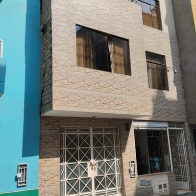 CASA DE  PISOS EN LA MEJOR ZONA COMERCIAL DE SJL