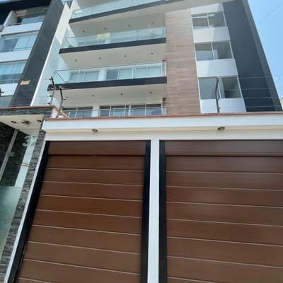 Hermoso y Amplio Flat    Cocheras Santiago de Surco