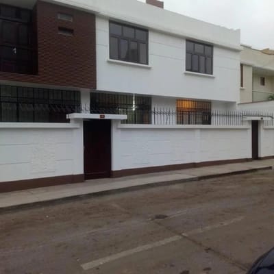 VENDO CASA DE TRES PISOS EN PUEBLO LIBRE