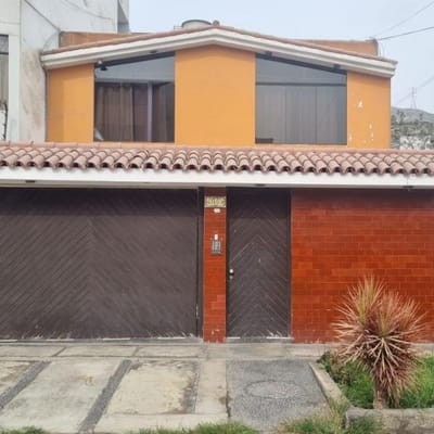 Vendo funcional casa en La Molina a  cuadra del Ovalo Cceres