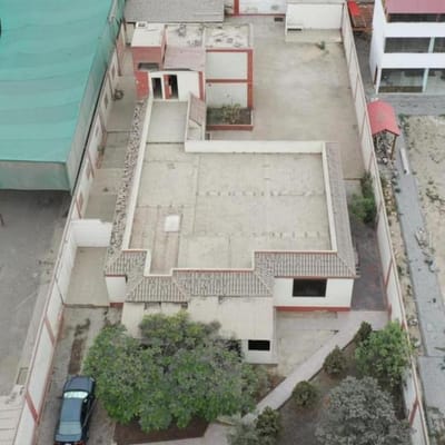Se vende Casa como Terreno en Av La Molina