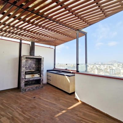 Se vende lindo duplex con amplia terraza en el limite de miraflores