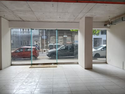 ALQUILER LOCAL COMERCIAL AMPLIO VENTANAL AL FRENTE EN EL CENTRO