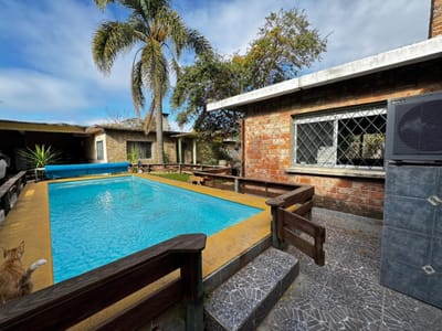 EXCELENTE PROPIEDAD CON CASA PRINCIPAL,2 APTOS, PISCINA Y BARBACOA PASO CARRASCO