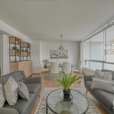 Vendo dplex  m en primer piso  amplias habitaciones y  cocheras en Surco