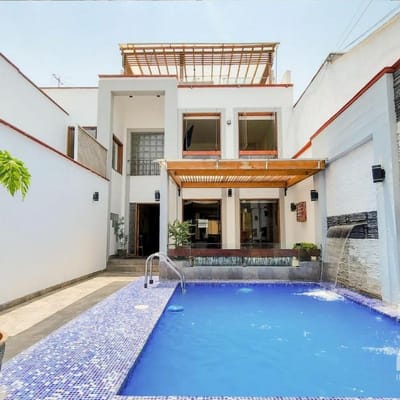 VENDO LINDA CASA DE  PISOS CON PISCINA EN SURCO