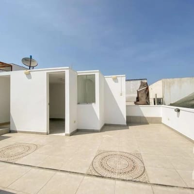 TRIPLEX EN VENTA CON TERRAZA  HAB Y  COCHERA