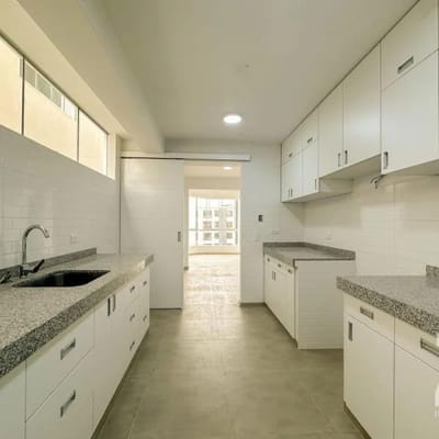 AMPLIO DPTO DE ESTRENO CON  HABITACIONES Y  COCHERA  SURCO